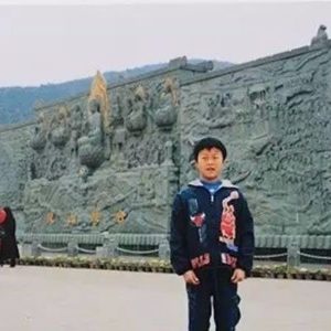 zhang-niño-frente-al-gran-buda
