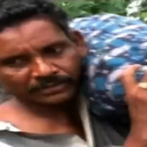 India-hombre-lleva-cuerpo-mujer