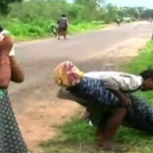 india-hombre-carga-cadaver-mujer-por-kilometros